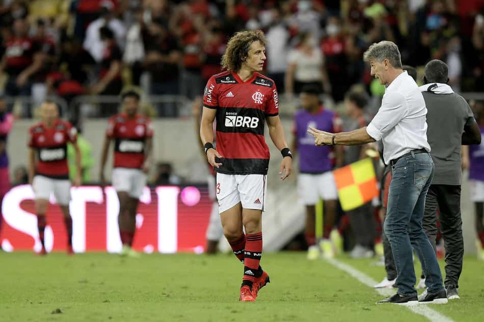 Sintonia entre campo e arquibancada: torcida do Flamengo vibra com David Luiz e 'abraça' Isla