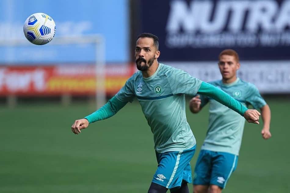 Neto pede desculpas ao torcedor da Chapecoense por rebaixamento