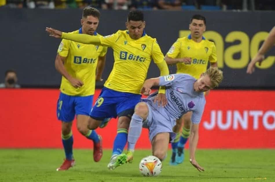 Com gols perdidos e expulsão de De Jong, Barcelona empata sem gols com o Cádiz em LaLiga