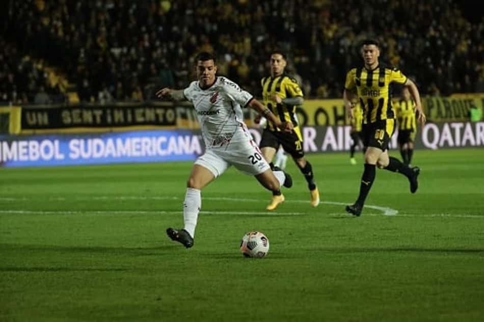 Peñarol pode ser multado por "incomodar" Athletico Paranaense