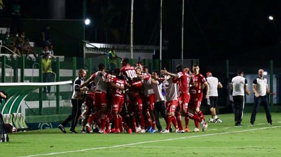 Em clássico goiano, Vila Nova bate Goiás e se afasta do Z-4 da Série B