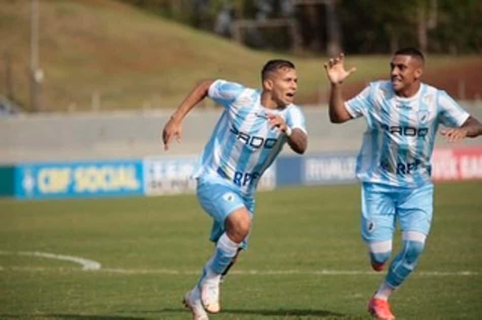 Com gol relâmpago, Londrina vence Vitória e sai do Z-4