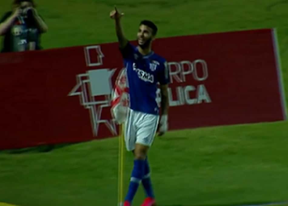 No Rei Pelé, Avaí vence o CRB e encosta de vez no G4