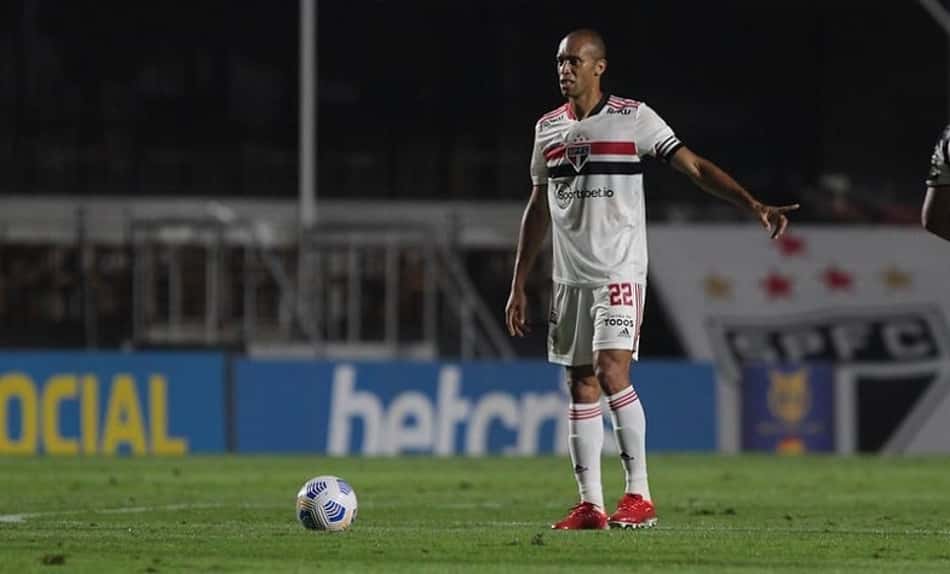Miranda, do São Paulo, recebe terceiro amarelo e está suspenso para o Majestoso