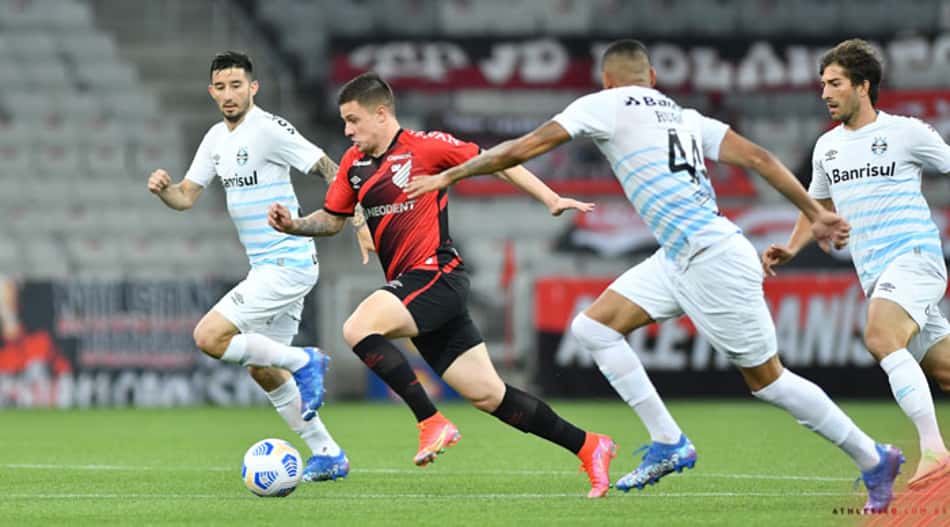 Com lei do ex, Athletico vence Grêmio, que segue no Z-4