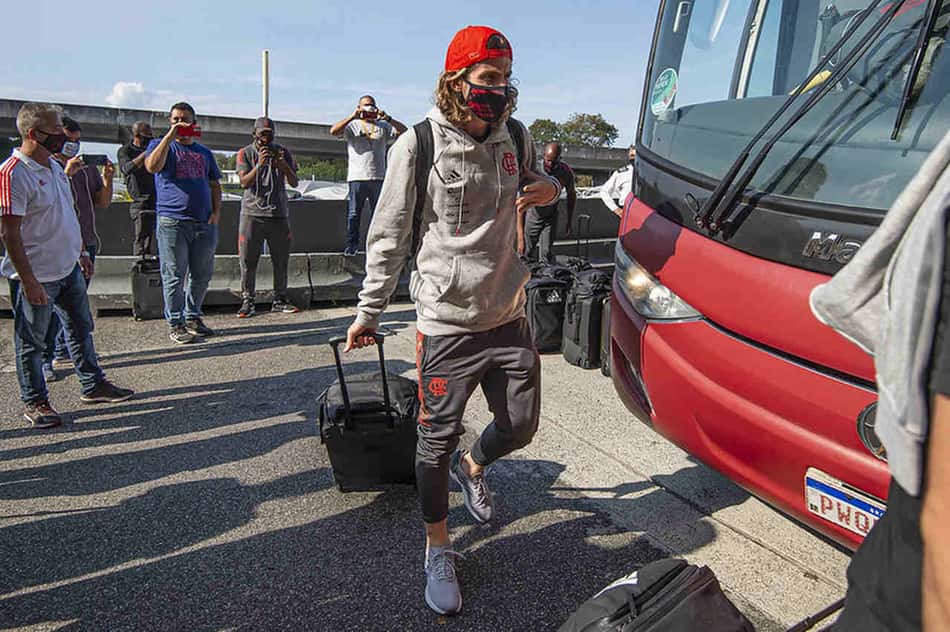 Com Filipe Luís e Arrascaeta, Flamengo embarca para o Equador