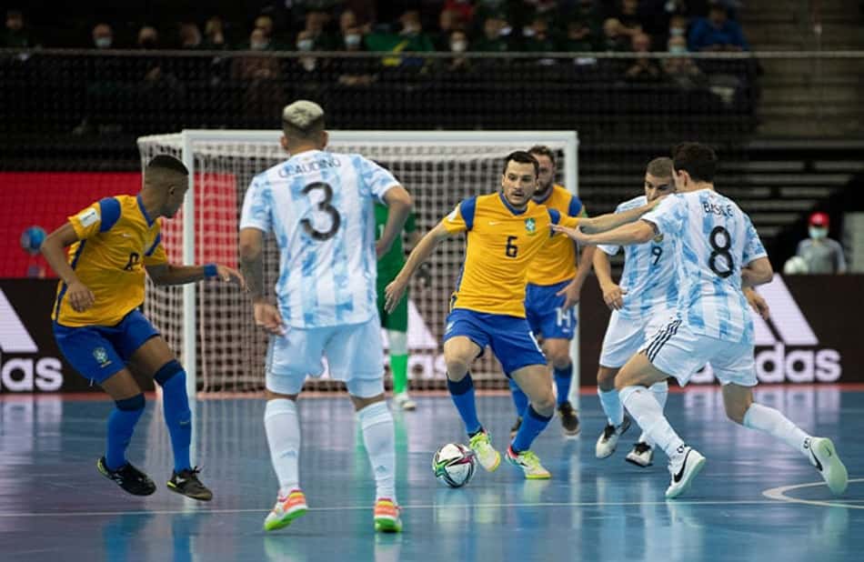 Jornal argentino revive últimas vitórias sobre Brasil e provoca após adeus no futsal: 'Procura-se um rival'