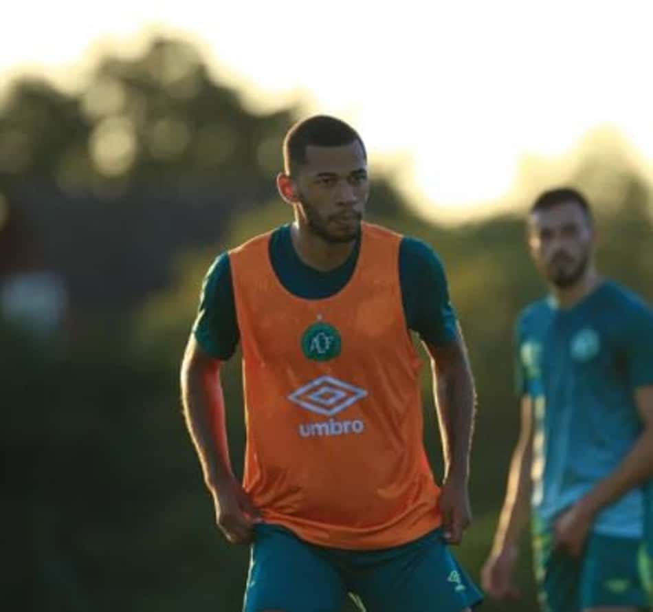 Chapecoense rescinde o contrato do atacante Fabinho