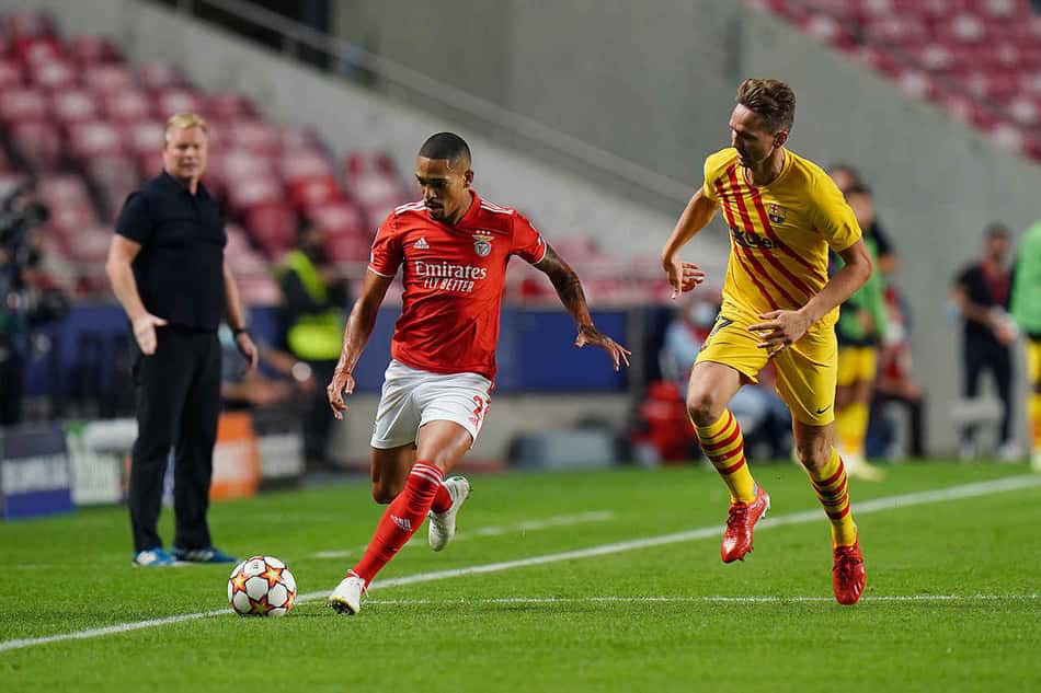 Gilberto comemora vitória do Benfica sobre Barcelona pela Champions League