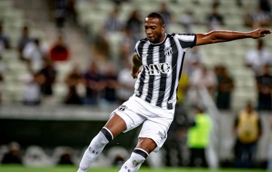 Zagueiro Luiz Otávio celebra 11 anos como jogador profissional