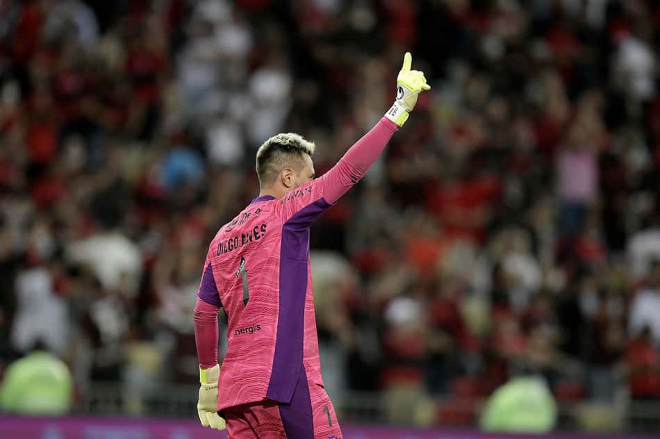 #NordesteRubroNegro: Diego Alves defende torcedores do Flamengo nas redes sociais e rebate críticas