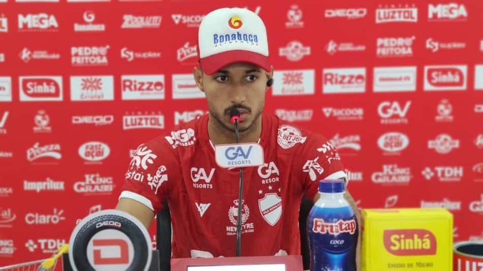 Rafael Silva comemora estreia pelo Vila Nova no Brasileirão da Série B