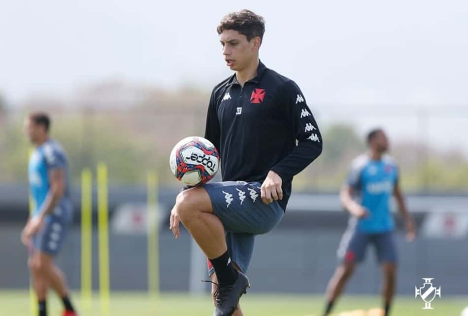 Sarrafiore passa por cirurgia no joelho esquerdo, inicia recuperação segunda-feira e renova com o Vasco