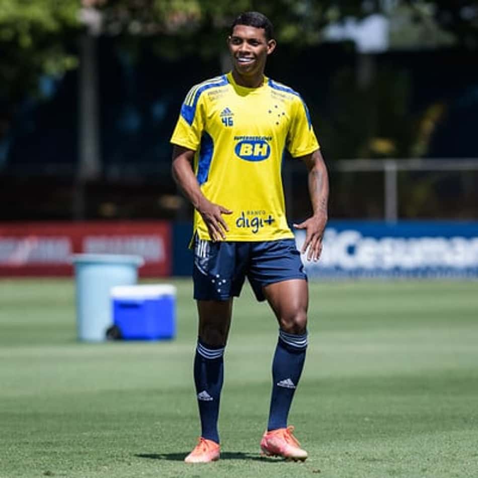 Vitor Leque curte zoação com o Cruzeiro na internet, é repreendido pelo clube, e pede desculpas