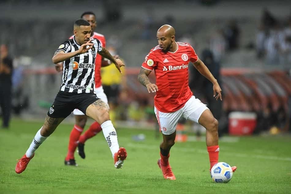 Keno marca gol histórico, Atlético-MG vence o Internacional e segue firme na liderança do Brasileirão