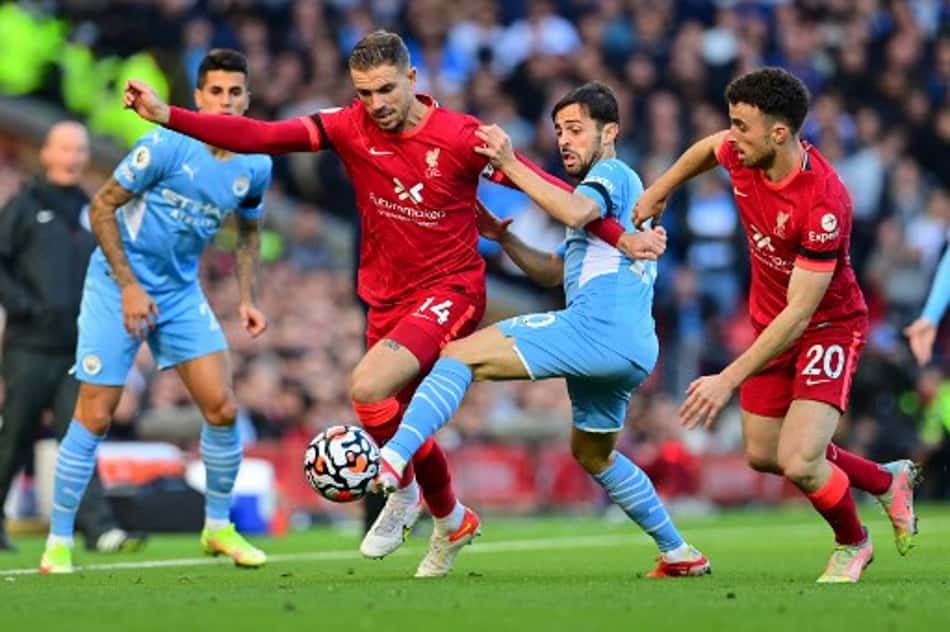 Com chuva de golaços, Liverpool e Manchester City empatam em 2 a 2 pela Premier League em grande jogo