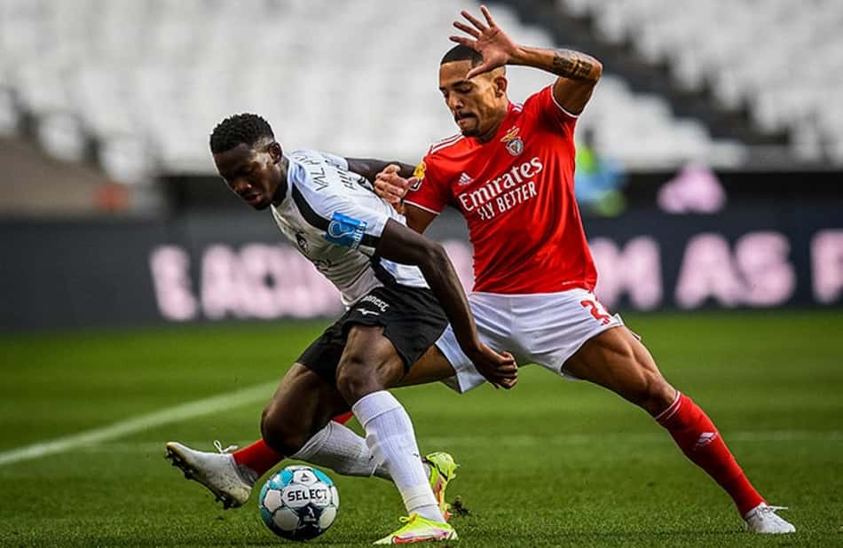 Benfica é surpreendido pelo Portimonense, perde em casa, mas segue na liderança do Português