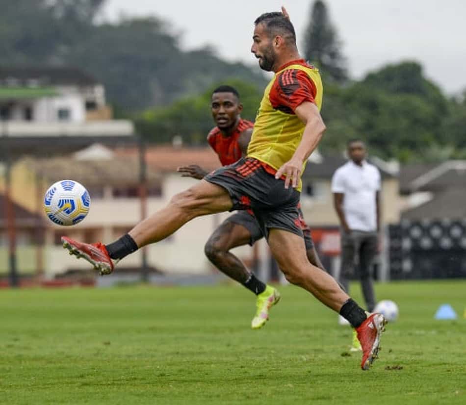 Thiago Maia aponta diferença entre Renato e Ceni no trato com o elenco do Flamengo: 'Ficou um pouco mais amigável'