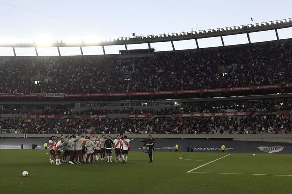 Volta do público aos estádios na Argentina vira motivo de investigação