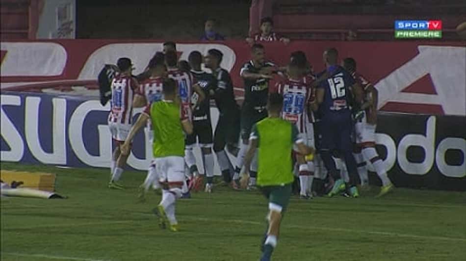VÍDEO: Jogadores de Náutico e Goiás se estranham e iniciam confusão ao término da partida pela Série B