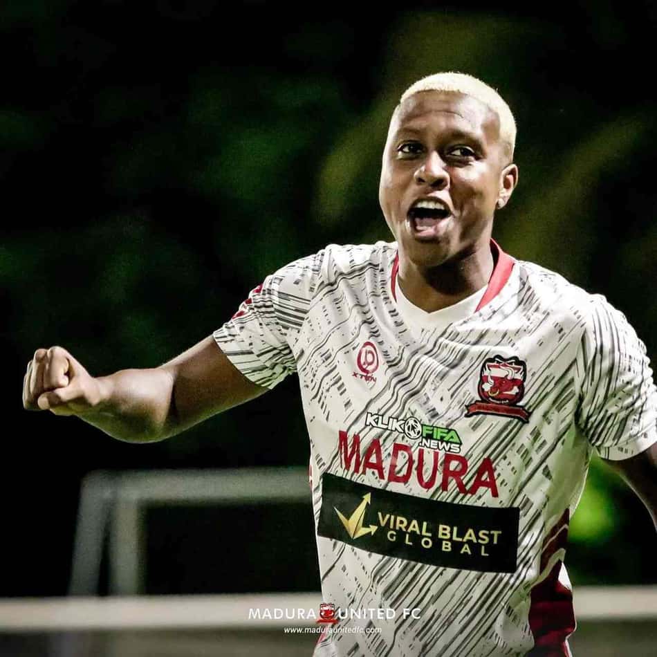 Meia revelado no Flamengo entra para seleção do mês na Indonésia