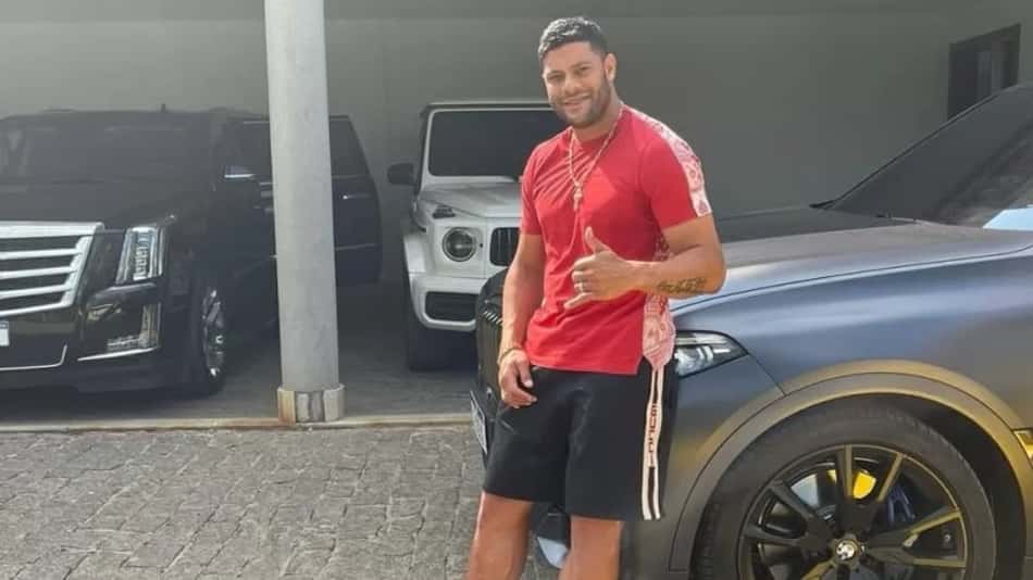 CR7 ou Hulk? Voando no Atlético-MG, atacante posa com carros avaliados em R$ 3 milhões