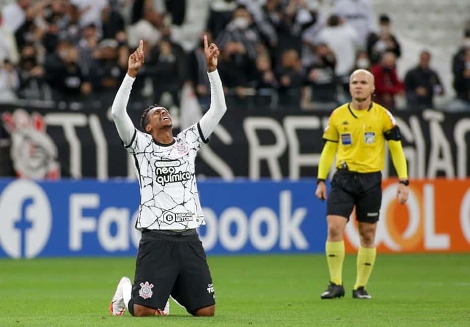 Sylvinho exalta Jô como artilheiro do Corinthians e faz projeção: 'Contamos com ele, vai ser importante'
