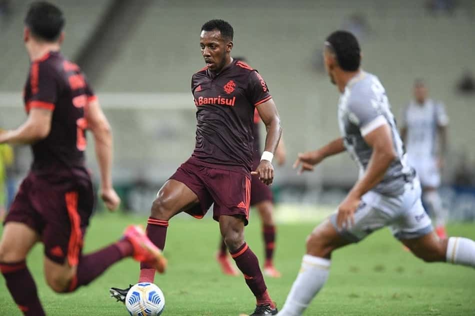 Pegou mal! Moisés cobra escanteio e manda a bola quase na torcida; veja o vídeo