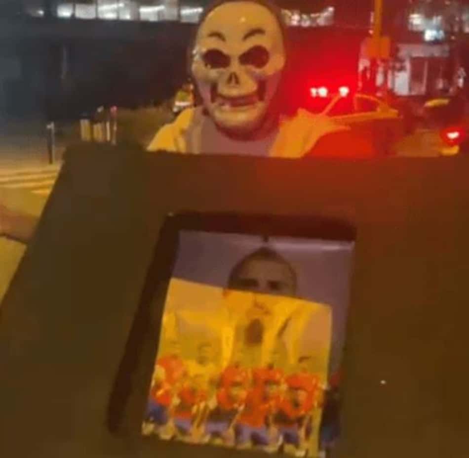 Caixão? Torcedores do Peru provocam Arturo Vidal antes de clássico