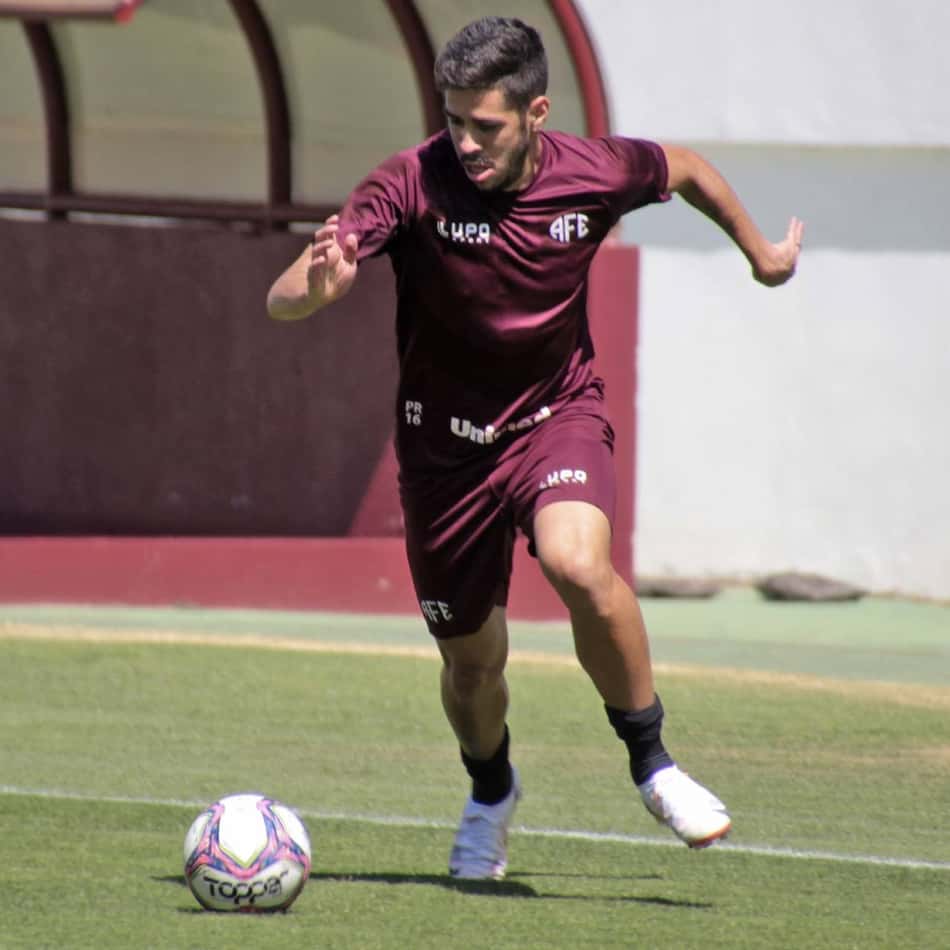 Victor Paraíba comemora bom ano na Ferroviária em 2021