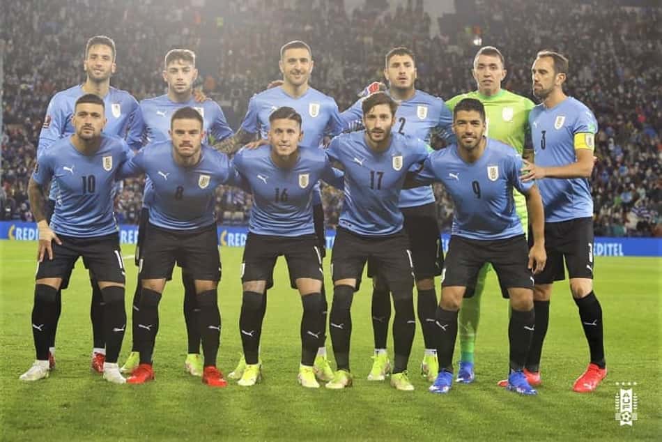 Técnico do Uruguai fala sobre situações de Arrascaeta e Giménez
