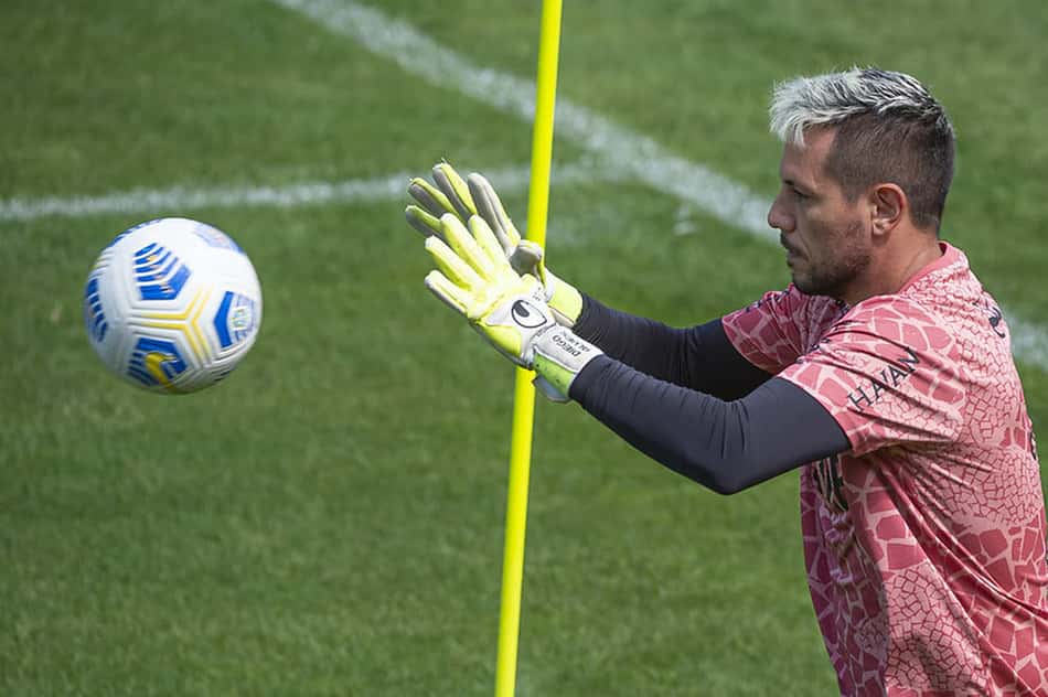 Diego Alves se junta ao grupo em São Paulo e reforça o Flamengo contra o Fortaleza