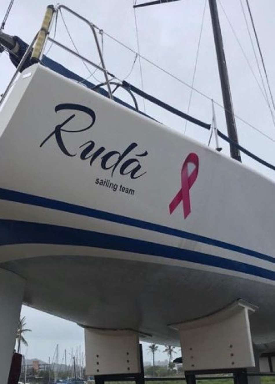 Veleiro traz mensagem de esperança para mulheres no Outubro Rosa durante Regata Ilha dos Arvoredos