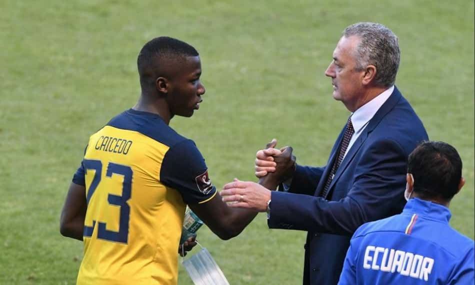 Atuação de Moisés Caicedo no Equador rende elogios de jornal europeu