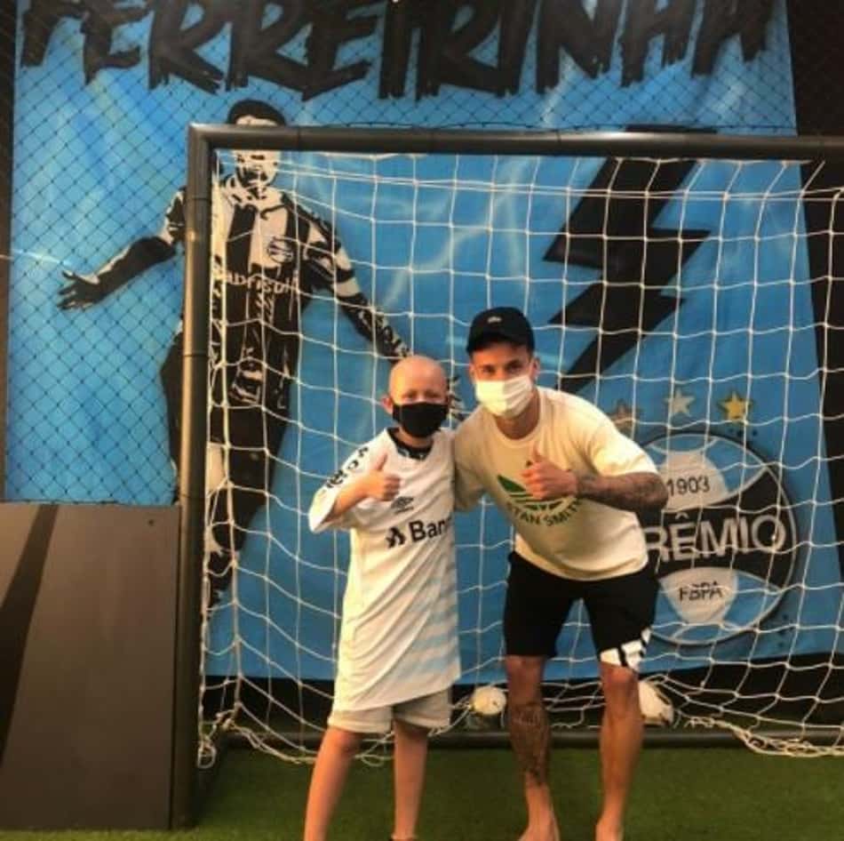 Ferreirinha ajuda Mateu Coitinho, de 9 anos, em sua luta contra a leucemia
