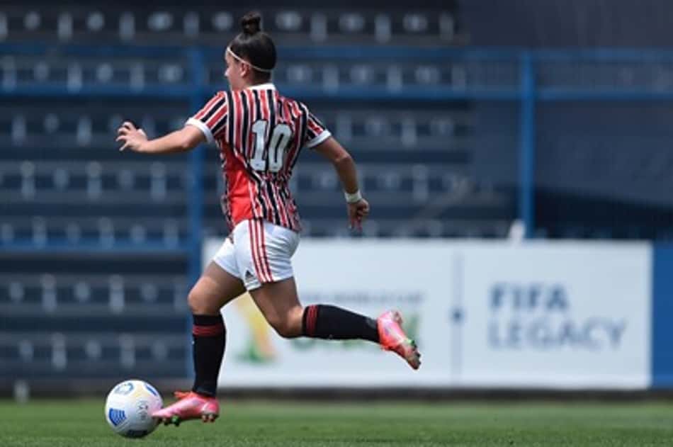 Dudinha avalia campanha do São Paulo no Brasileirão Feminino Sub-18 e projeta final contra o Corinthians