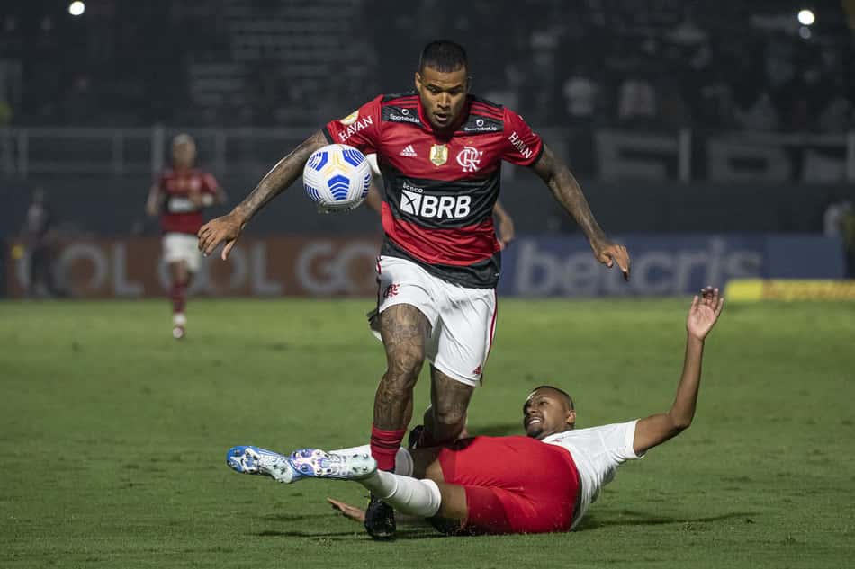 Kenedy, Vitinho, meio-campo e mais: o que ficar de olho no Flamengo contra o Fortaleza