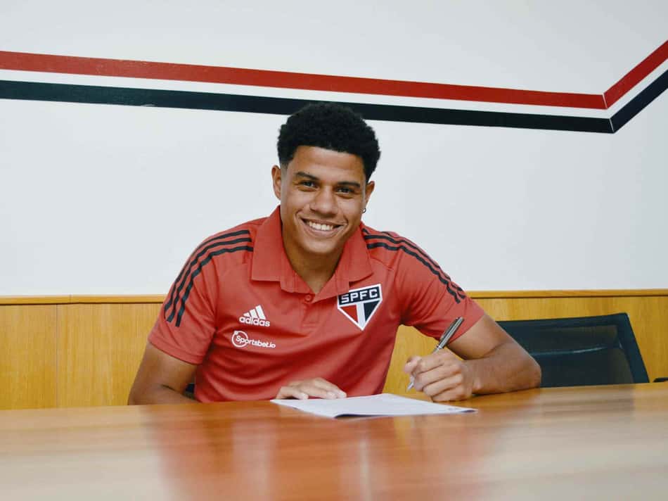 São Paulo continua renovações de contrato com atletas revelados na base; Gabriel Sara foi o quinto no ano