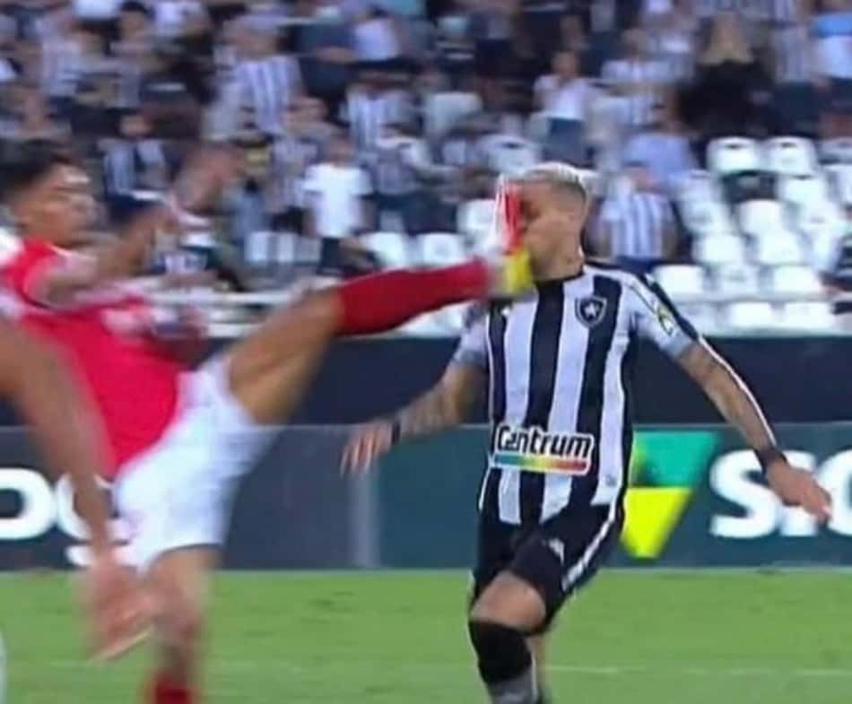 Expulsão de Caetano, do CRB, após solada em Navarro rende memes na web; veja os melhores