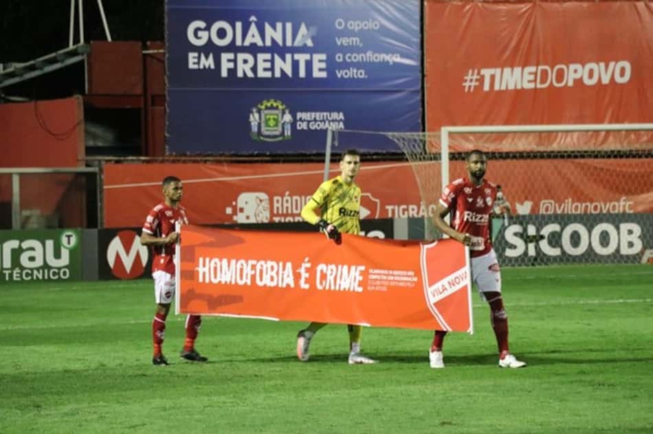 Com um a menos, Vila Nova sofre, mas vence Remo e foge do Z4 da Série B