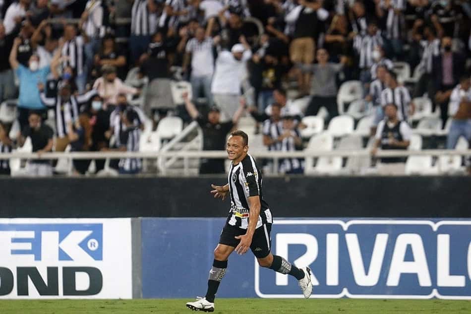 Carlinhos celebra vitória do Botafogo em duelo decisivo e elogia torcida: 'Lutou com a gente até o final'