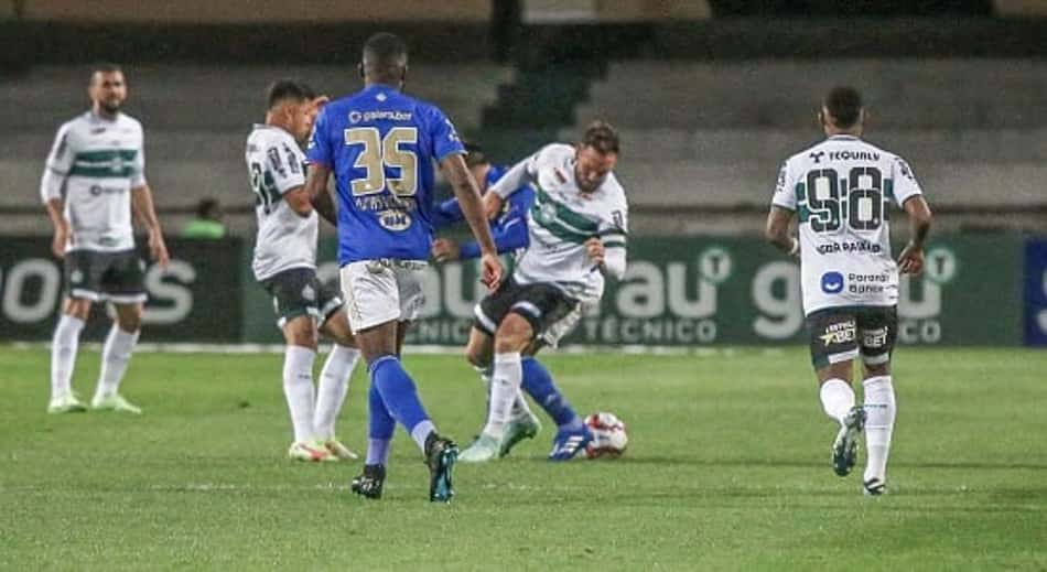 Cruzeiro faz grande jogo, surpreende e derrota o líder Coritiba fora de casa pela Série B do Brasileirão