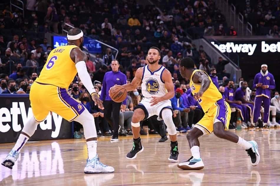 Curry brilha e Warriors vence Lakers e segue invicto