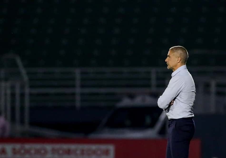 Gaviões da Fiel pede a saída de Sylvinho do comando do Corinthians