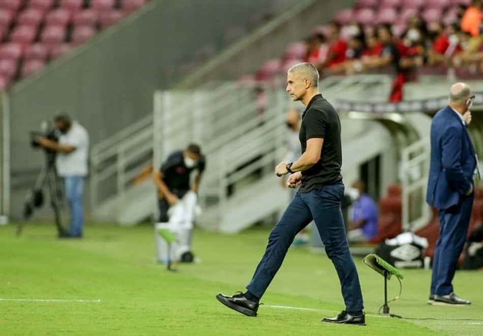Sylvinho explica escalação de Jô e demora nas substituições no Corinthians, mas evita dar 'desculpas'