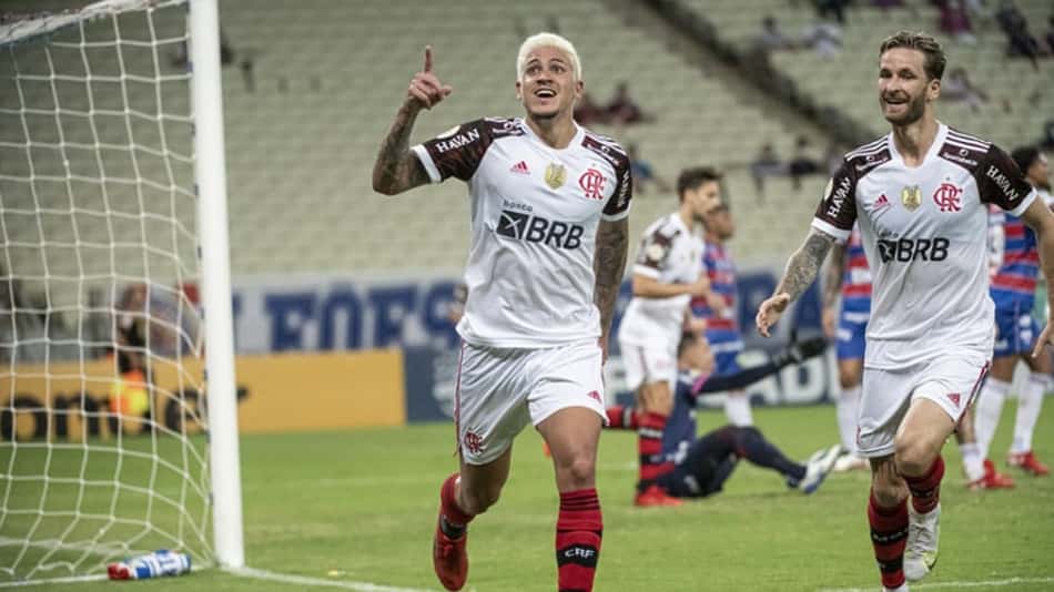 Flamengo supera desfalques e bate o Fortaleza após gols em sequência fulminante no Castelão
