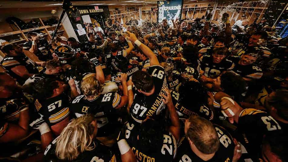 Defesa de Iowa força quatro interceptações em triunfo sobre Penn State em clássico da Big Ten