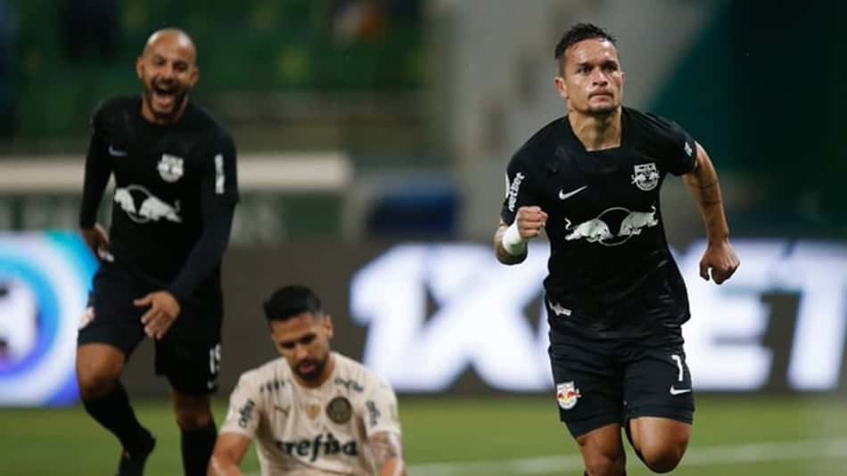 Artur celebra vitória do Bragantino sobre o Palmeiras, mas destaca 'pés no chão' de olho na sequência do ano