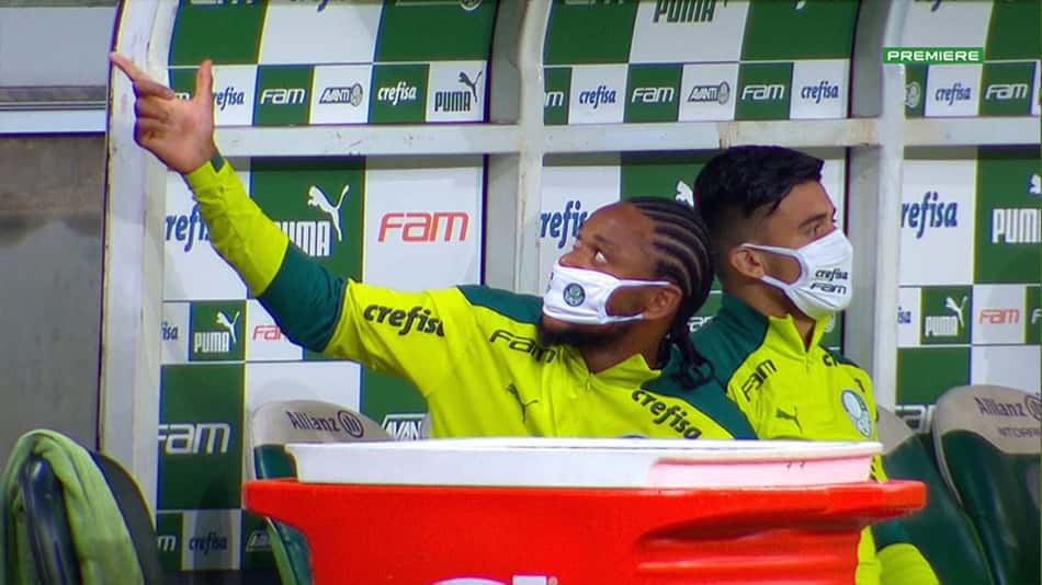 VÍDEO: Luiz Adriano discute com torcedores do Palmeiras durante jogo