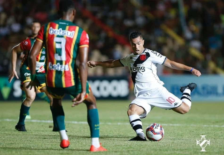 Vasco fica vulnerável na etapa final, dá espaço para contra-ataques e perde a chance de colar no G4